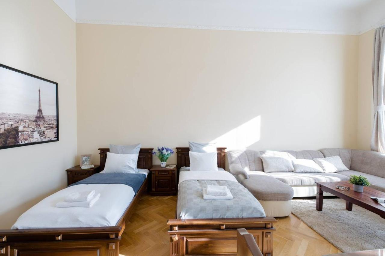 Central Bright And Spacious With 3 Lejlighed *