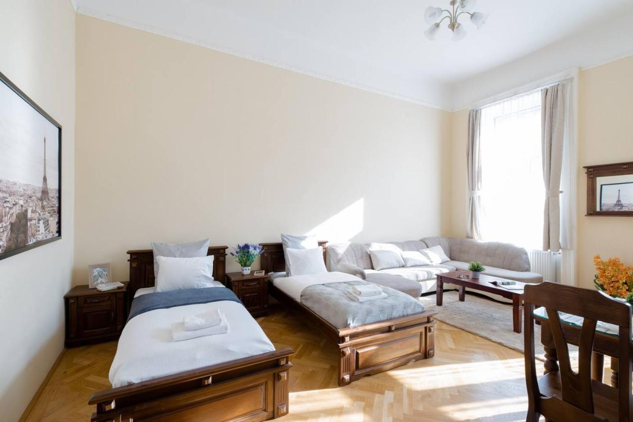 Central Bright And Spacious With 3 Lejlighed *
