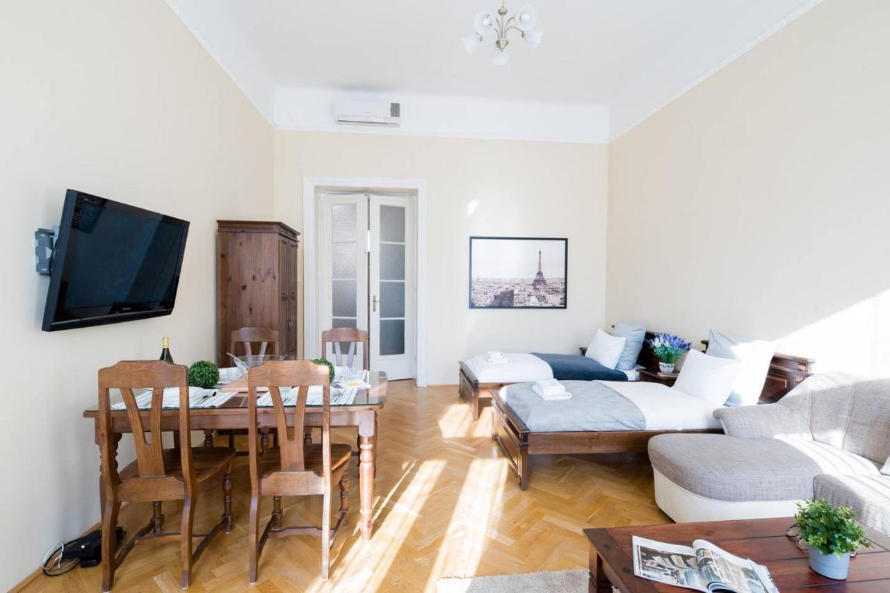 Central Bright And Spacious With 3 Lejlighed