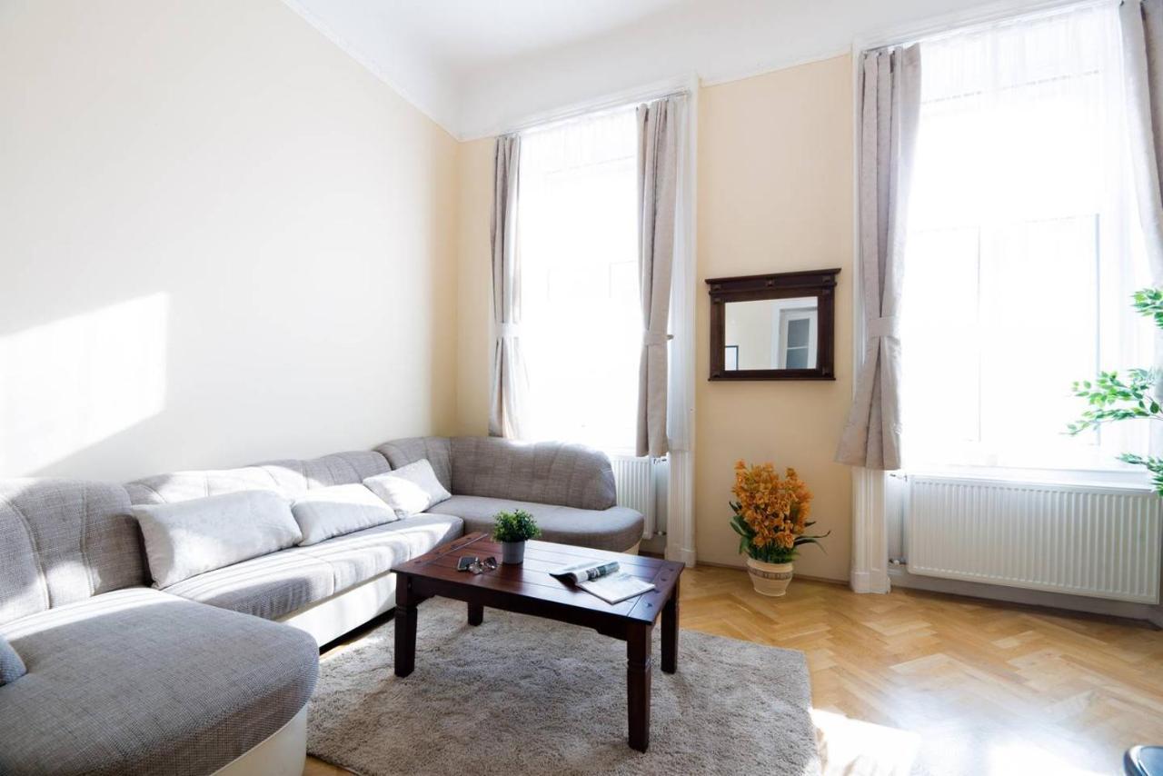 Central Bright And Spacious With 3 Lejlighed *