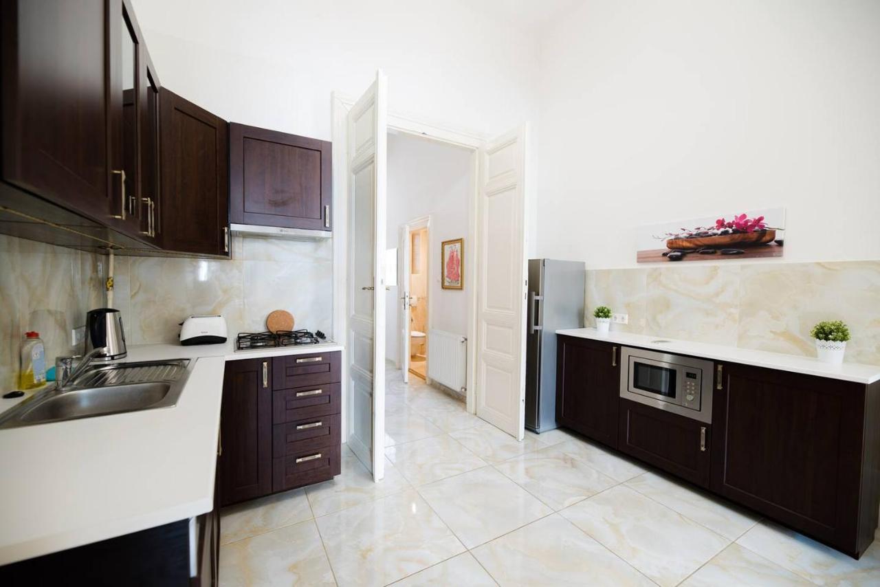 Central Bright And Spacious With 3 Lejlighed
