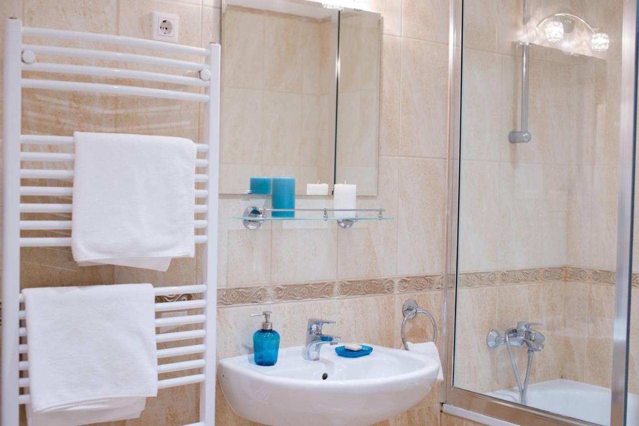 Central Bright And Spacious With 3 Lejlighed *