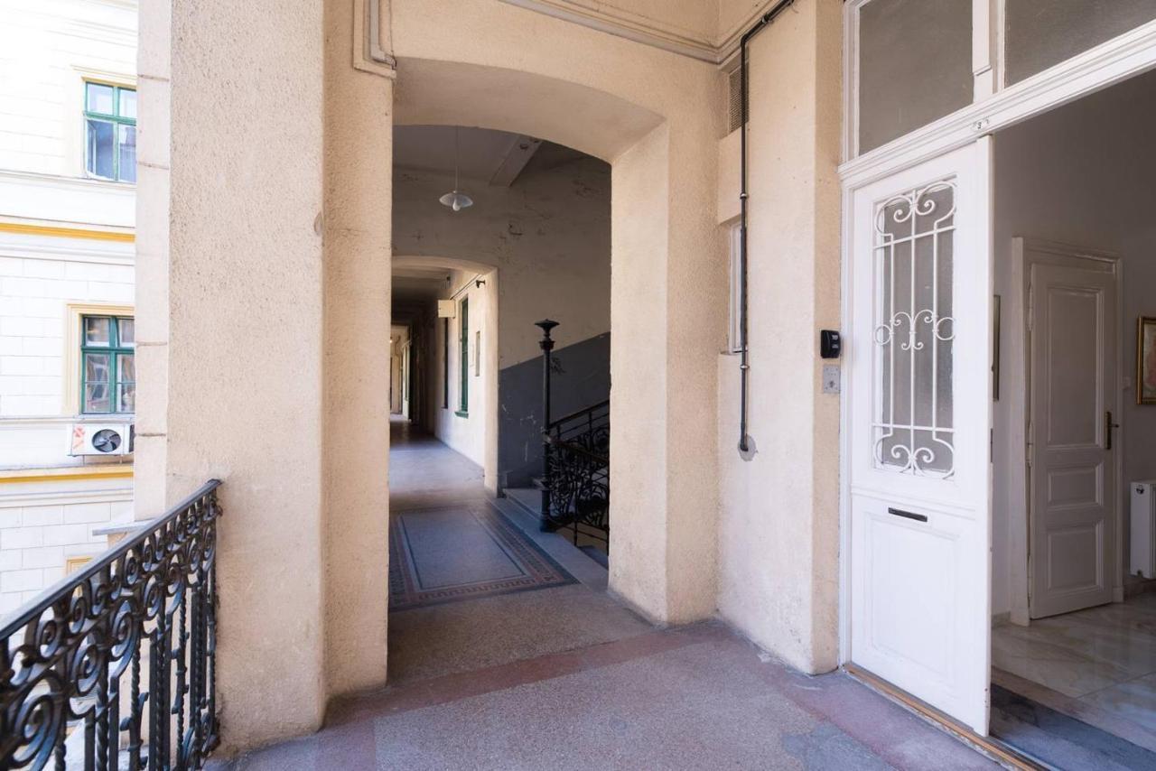 Central Bright And Spacious With 3 Lejlighed