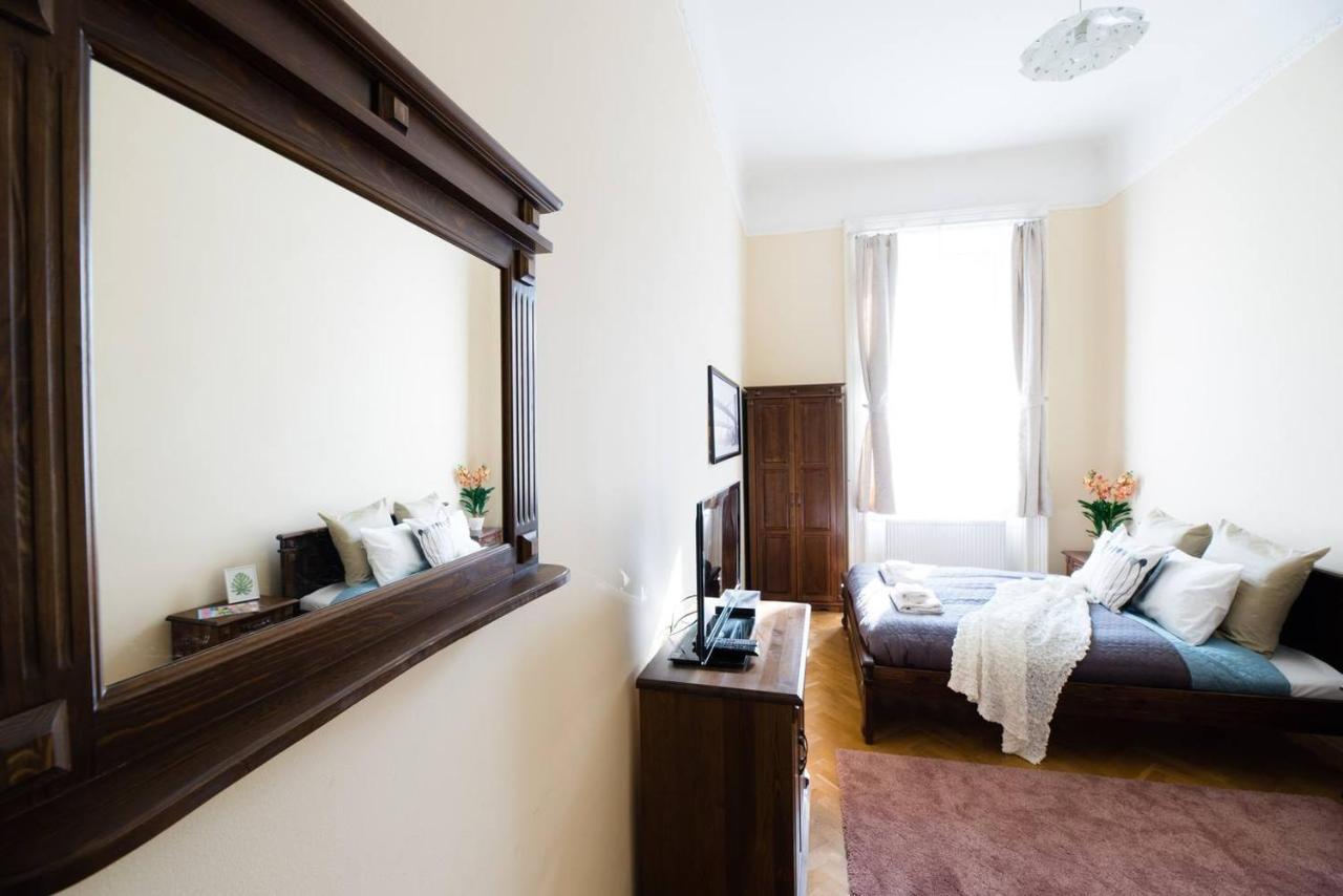 Central Bright And Spacious With 3 Lejlighed